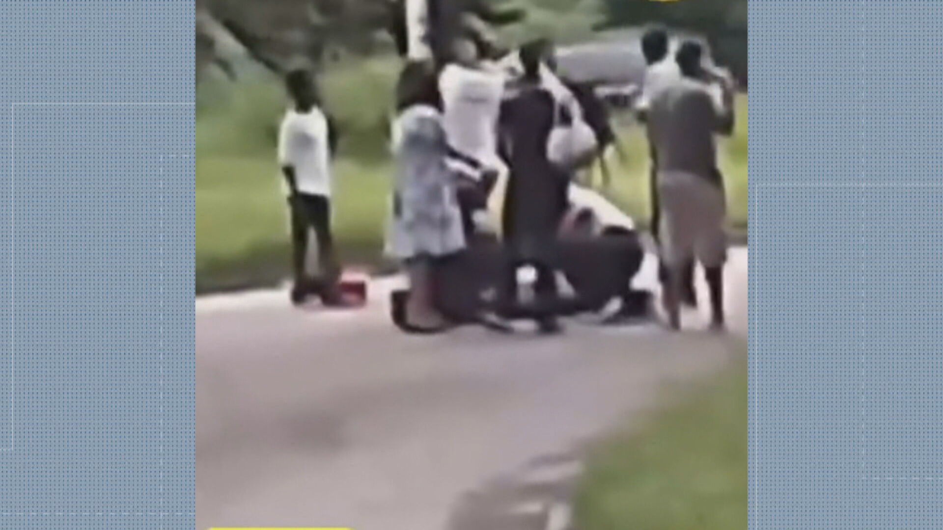 Passageira cadeirante cai na rua após porta  de ônibus abrir na Cidade de Deus