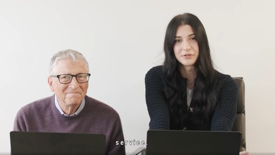 'Atendimento de bilhões': o dia que Bill Gates trabalhou na startup de sua filha - Bilionário americano cofundador da Microsoft atuou no atendimento ao cliente por um dia na empresa online que Phoebe Gates fundou em abril.