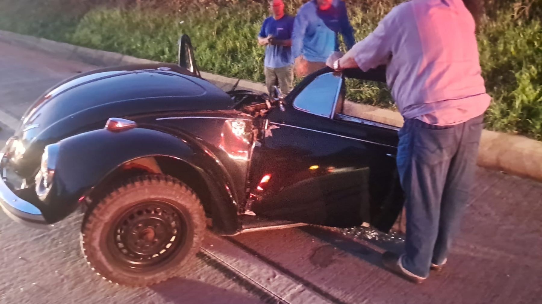 Motorista sobrevive após Fusca se partir ao meio em acidente na PRC-280, no Paraná