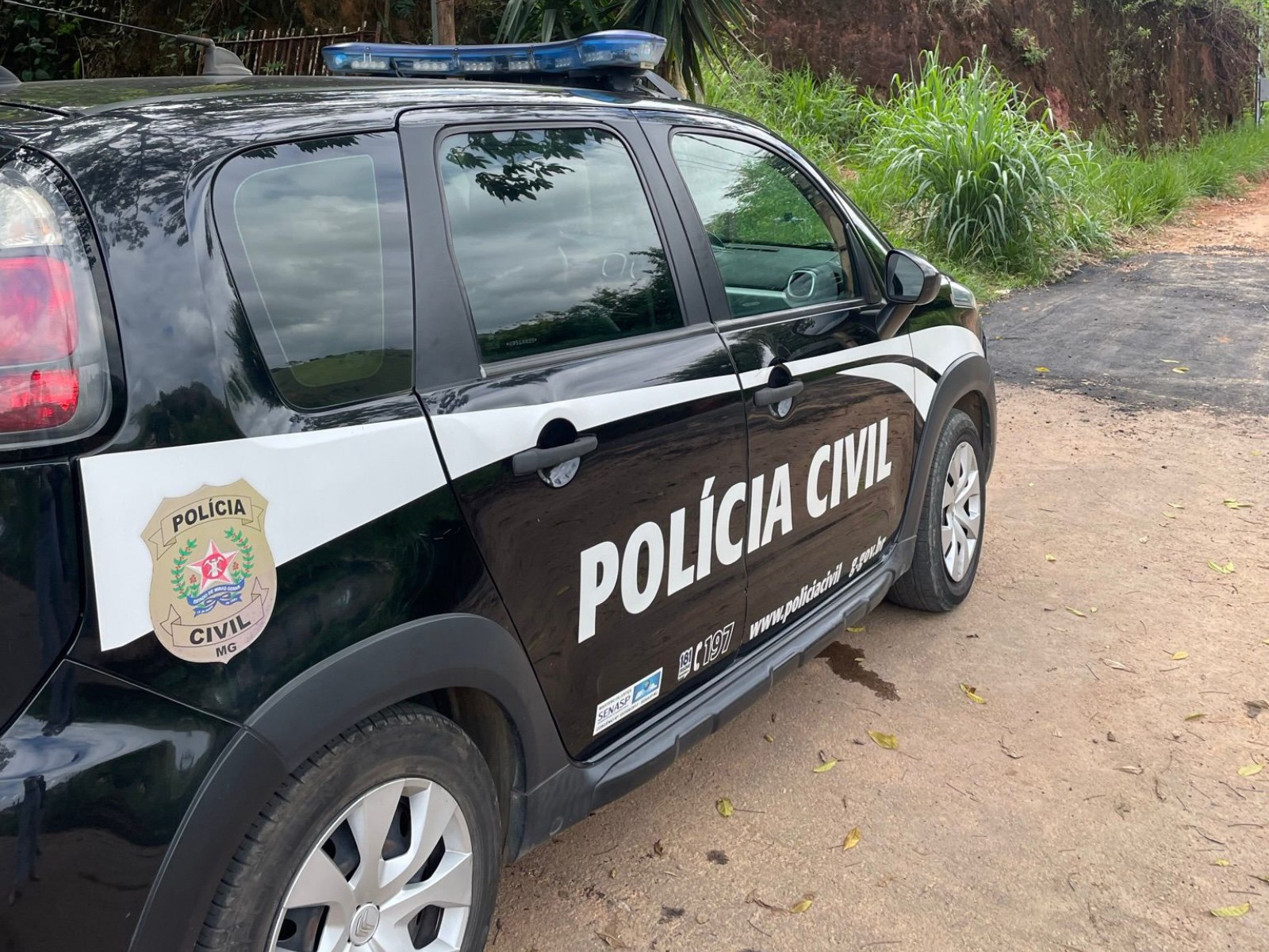 Homem é preso por tentativa de feminicídio após arrastar ex-companheira com carro em Coronel Fabriciano