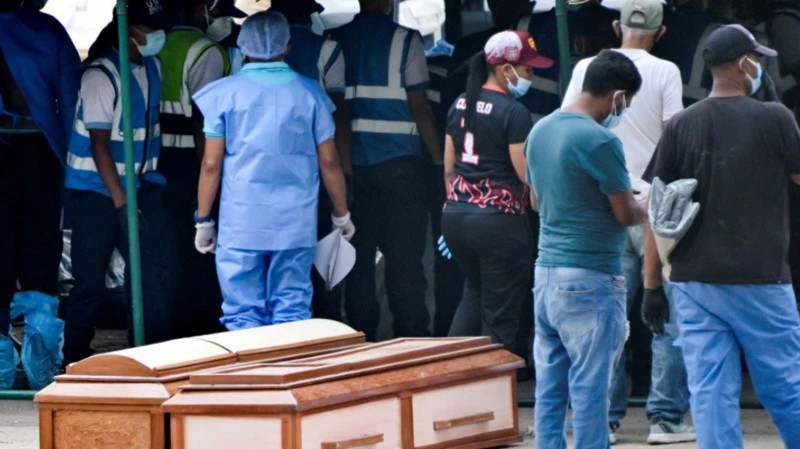 Como é o necrotério improvisado onde cadáveres se acumulam a céu aberto após terremotos na Venezuela: 'Estou com medo do que vou encontrar lá'