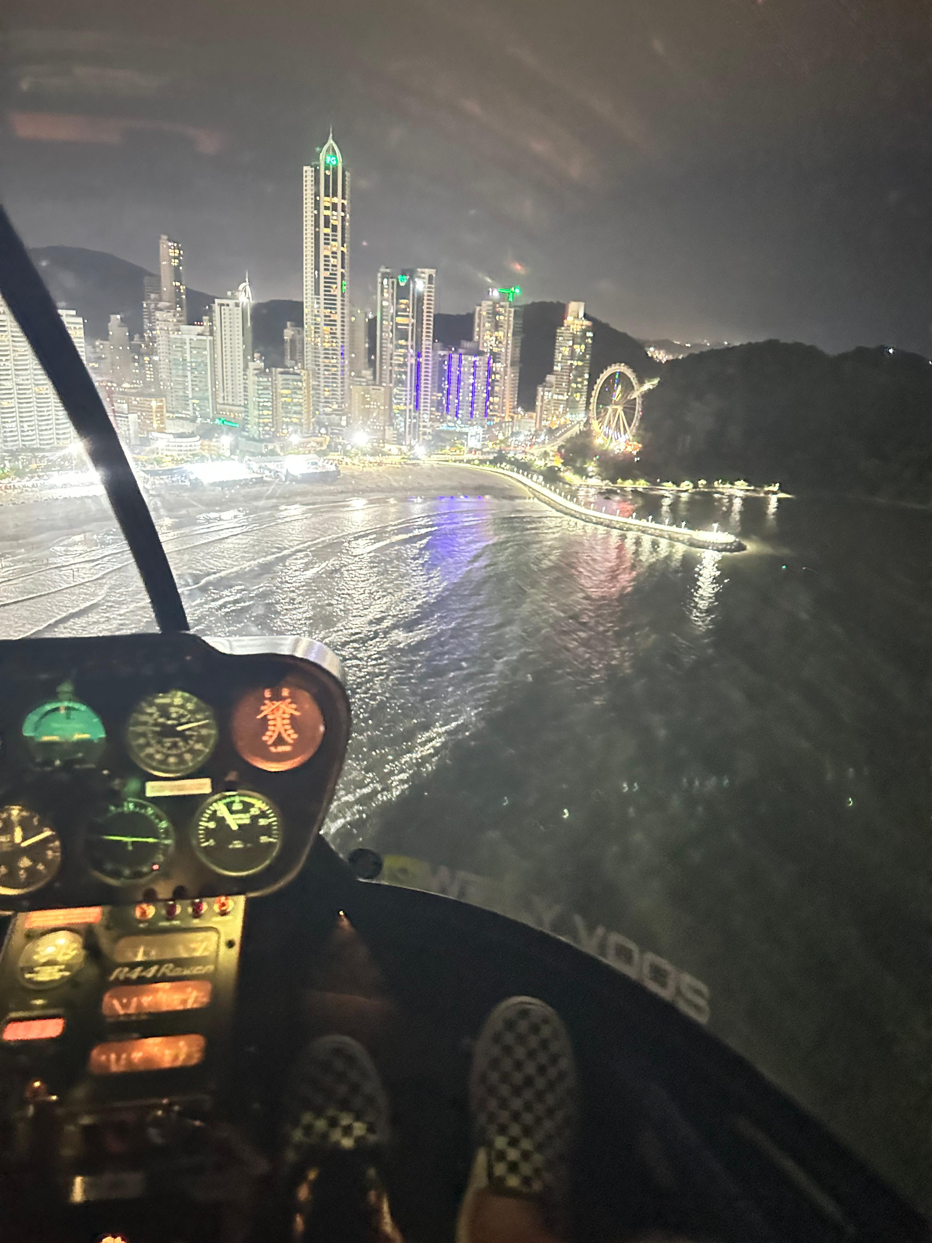 Piloto de helicóptero viraliza ao mostrar cotidiano nos céus de Balneário Camboriú