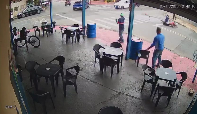 VÍDEO: cruzamento de Americana registra dois acidentes ao mesmo tempo com carros e motos