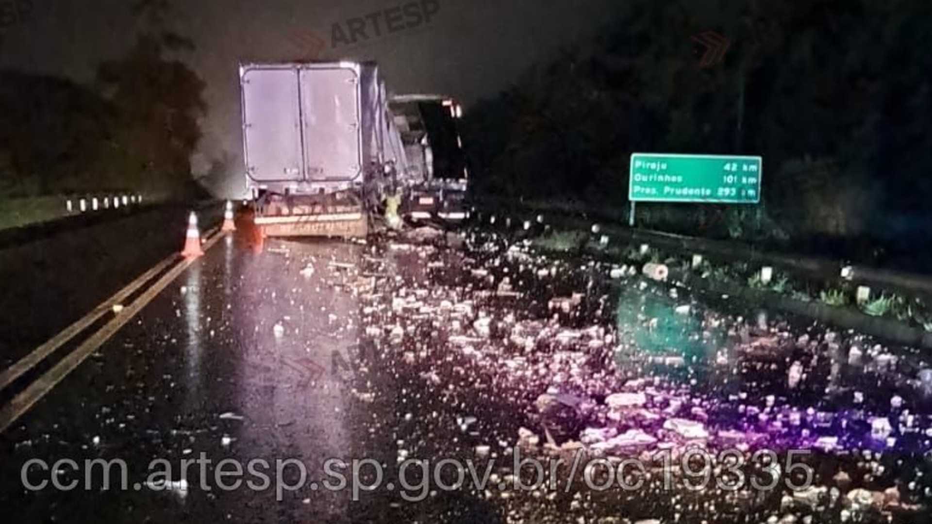 Acidente entre caminhão e carreta deixa vítima ferida e fecha rodovia de Itaí