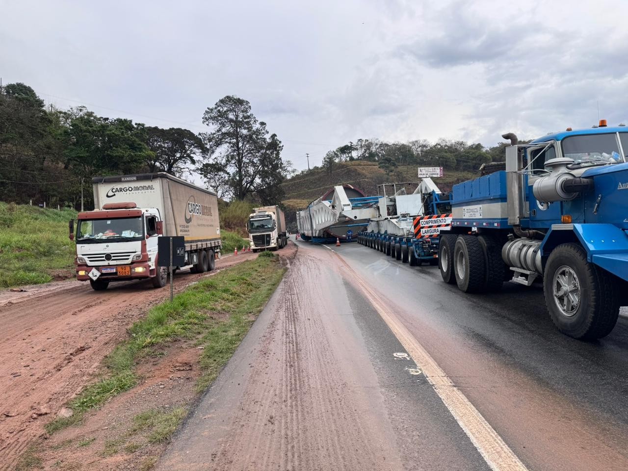Trânsito segue lento na Rodovia Fernão Dias após pane em carreta 'gigante'