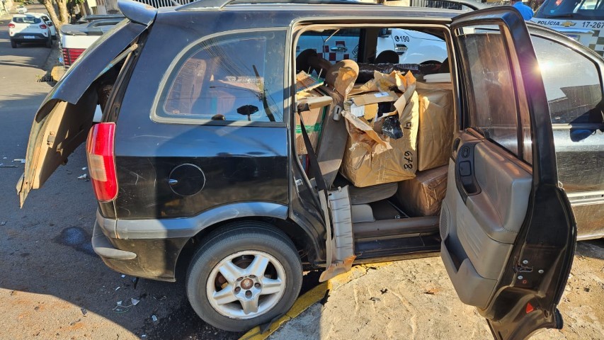Veículo com mercadorias estrangeiras colide contra caminhão de coleta de lixo e motorista foge do local, em Dracena
