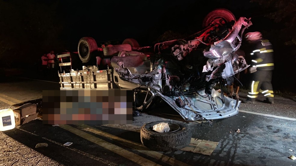 Acidente entre quatro carros e caminhão mata uma pessoa deixa oito feridos na BA-099 — Foto: Reprodução/Redes Sociais
