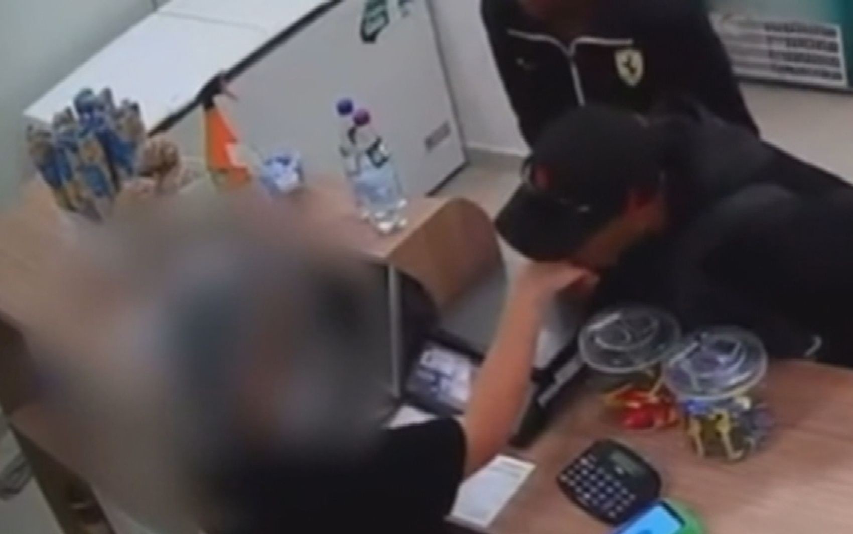 Homem assalta sorveteria, leva picolés e beija a mão de atendente, em Goiás; vídeo