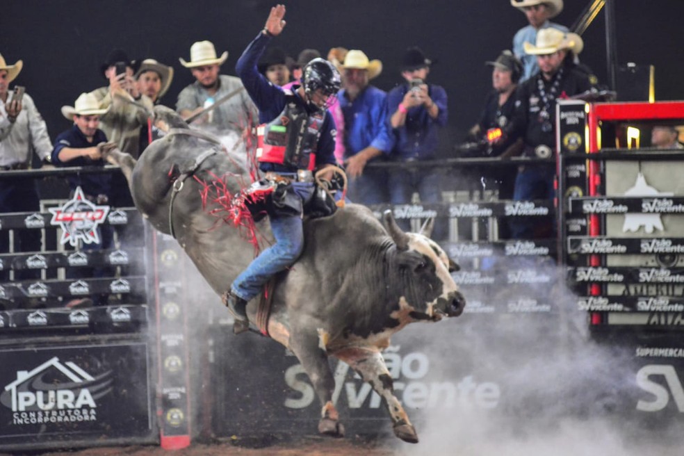 Provas de montaria na Festa do Peão de Americana — Foto: Julio Cesar Costa/g1