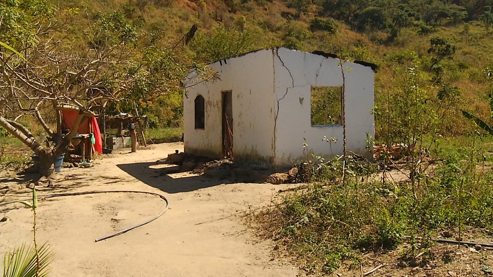 Corpos carbonizados encontrados em casa incendiada em Pescador serão levados para IML de BH para identificação por DNA — Foto: Marcelo Cristian/Inter TV dos Vales
