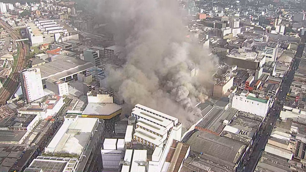 Incêndio atinge shopping de compras na rua Barão de Ladário, no Brás, Centro de São Paulo. — Foto: Reprodução/TV Globo