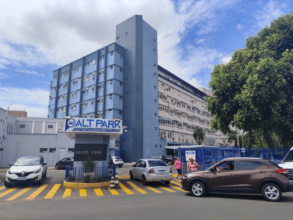Motociclista fica ferido após bater na traseira de trator em Guararapes-SP