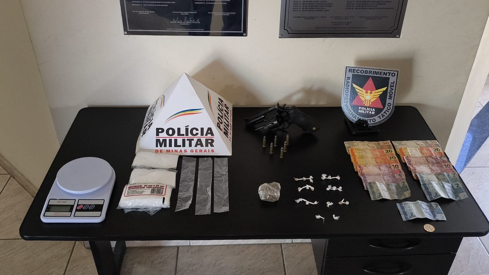 Jovem tenta esconder arma e drogas mas acaba preso em Governador Valadares