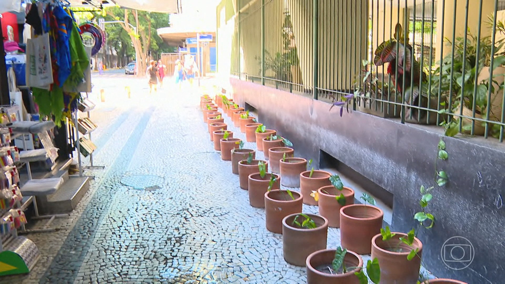 Arquitetura hostil: jardineiras e vasos tomam calçadas para afastar pessoas em situação de rua no Rio