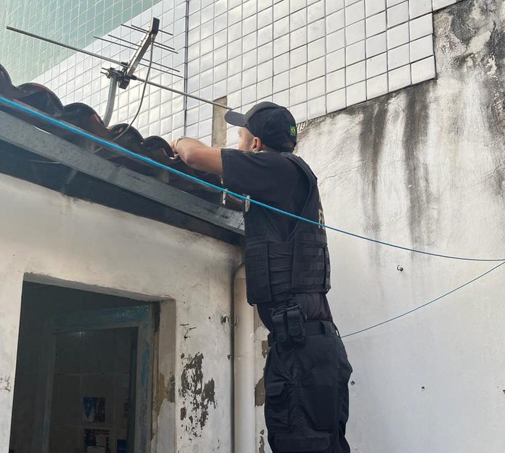 Na Paraíba, alvo jogou os telefones pela janela, e policiais conseguiram pegar no terreno do vizinho — Foto: PF