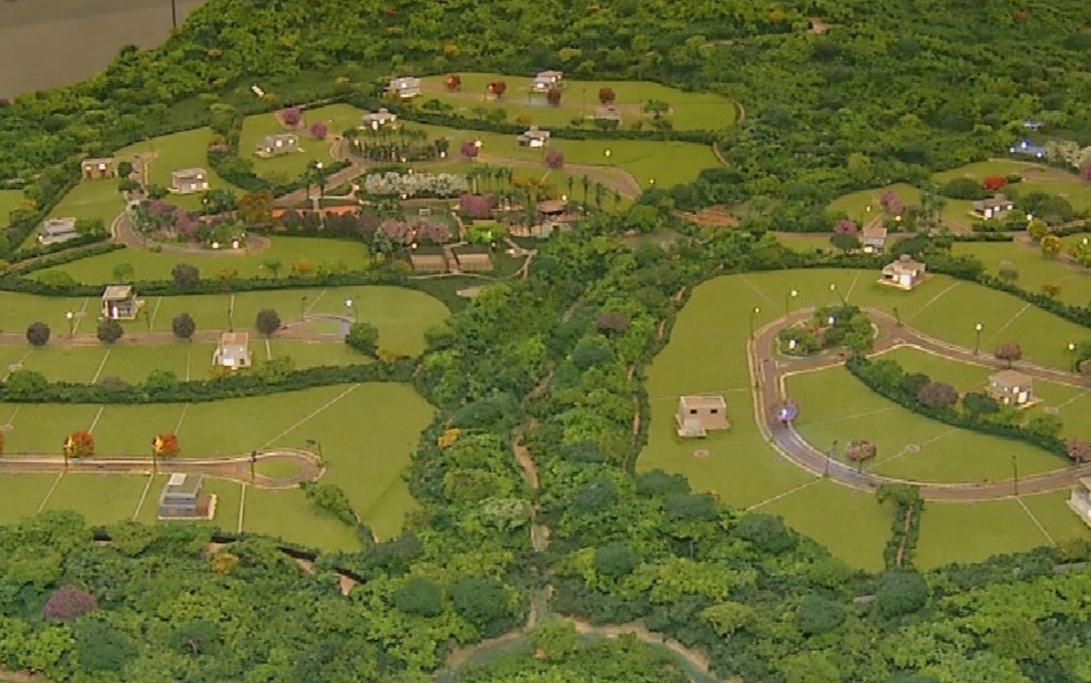 Maquete mostra a área do condomínio Aldeia do Vale Pirenópolis, que está sendo construída em meio a dois sítios arqueológicos do século XVIII e do período pré-colonial — Foto: Reprodução/TV Anhanguera