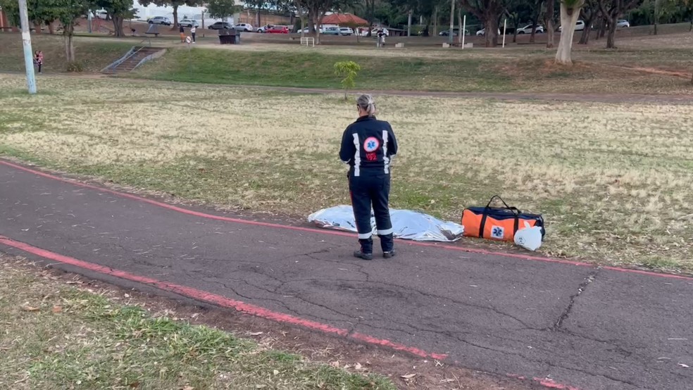 Homem, de 56 anos, morreu enquanto caminhava em Presidente Prudente (SP) — Foto: Murilo Zara/TV Fronteira