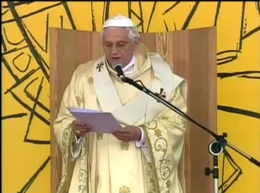 Imagem de arquivo - Bento XVI celebrando missa em Aparecida, SP.  Foto: Reproduo/TV Vanguarda
