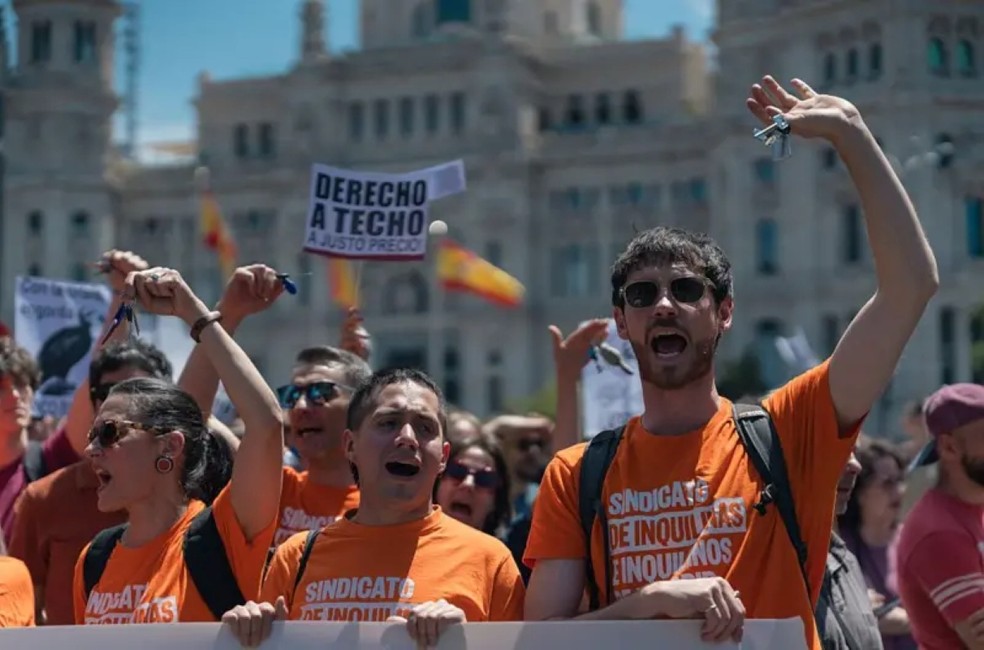 O despejo da aposentada de 87 anos provocou uma onda de protestos em todo o país — Foto: Olmo Blanco/Getty Images (BBC)