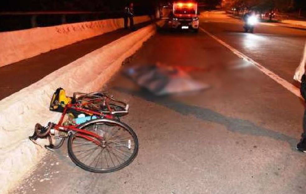 Foto pericial mostra corpo de Marina Harkot coberto por manta e bicicleta dela destruída após atropelamento — Foto: Reprodução