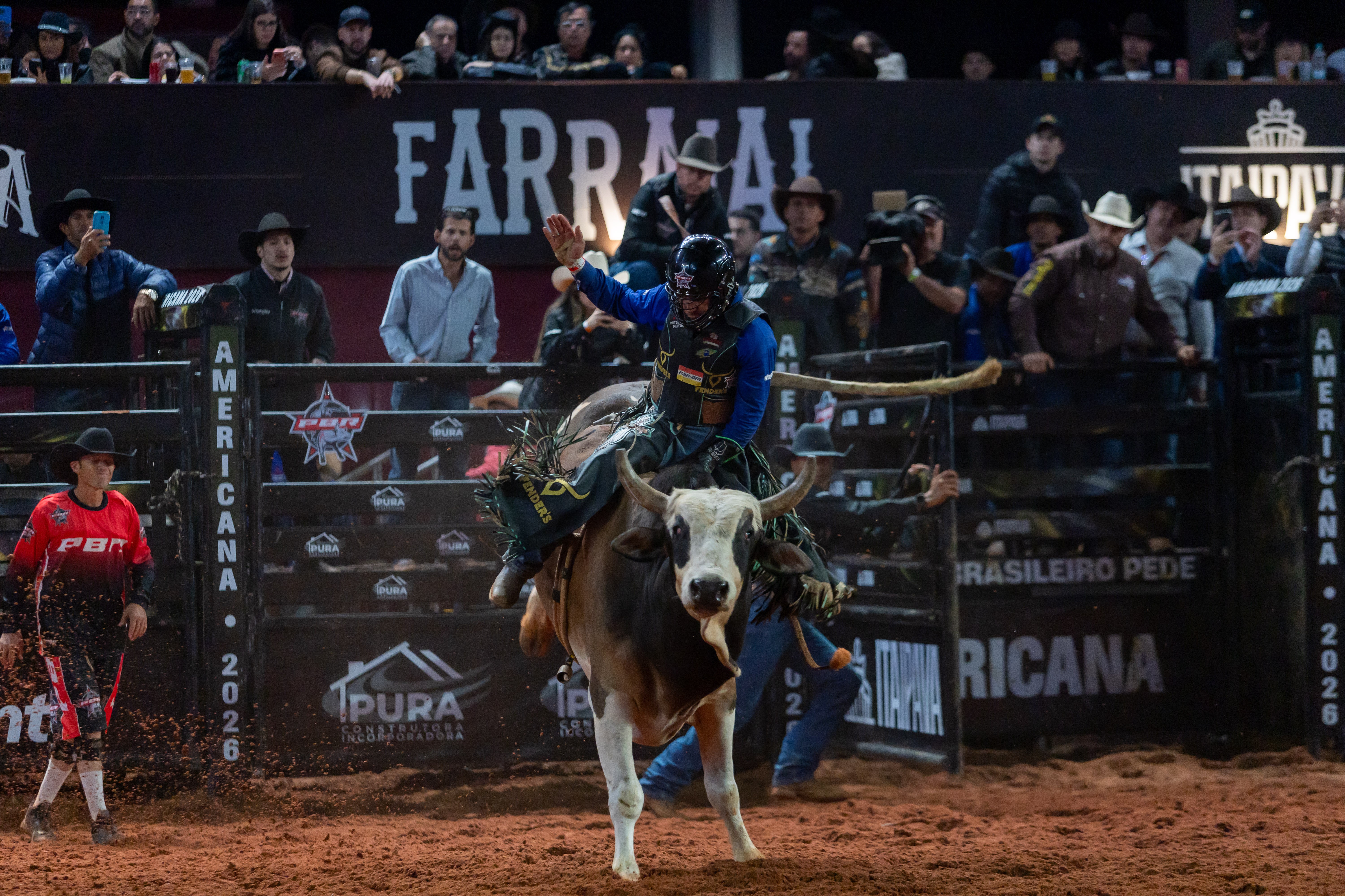 Final da etapa de Americana da PBR reuniu dez competidores na noite deste domingo (7) — Foto: Thomaz Marostegan