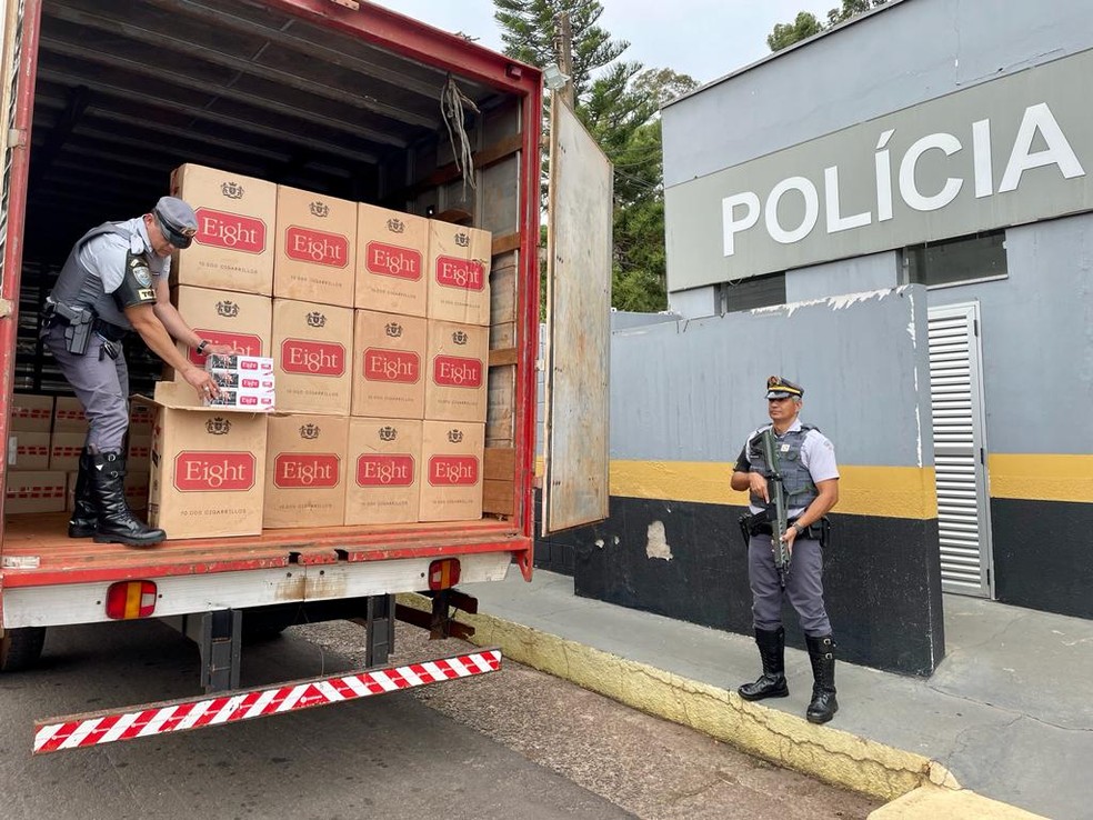 Cigarros contrabandeados do Paraguai foram apreendidos em Rancharia (SP) — Foto: Polícia Militar Rodoviária