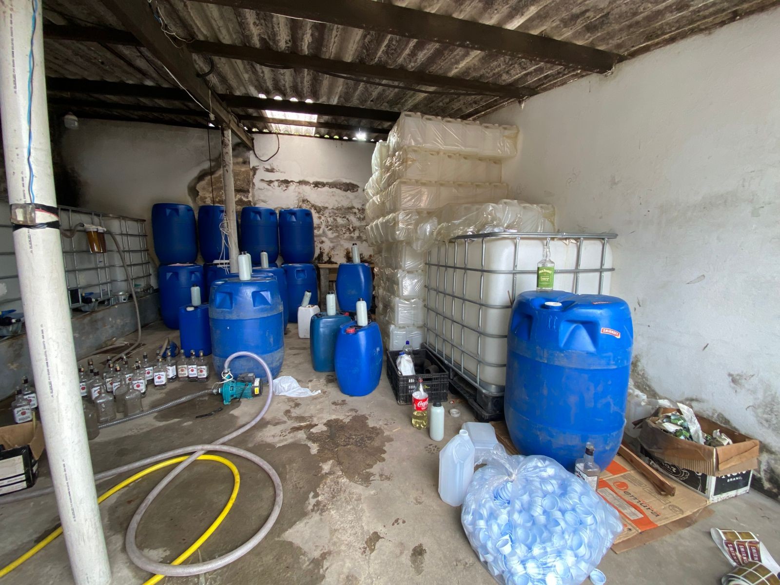 Polícia Civil fecha fábrica clandestina de bebidas alcoólicas em Jundiaí