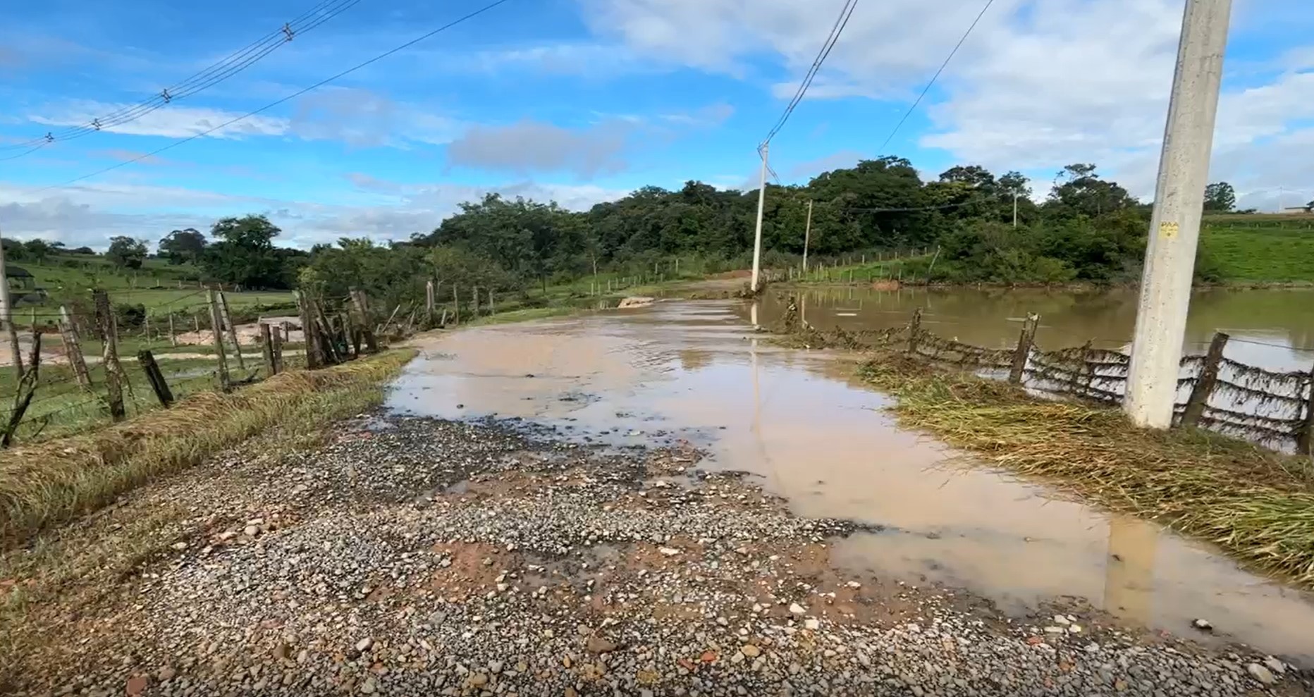 Chuvas em Monte Mor: temporal causa transbordo de represa em sítio e interdita estrada rural
