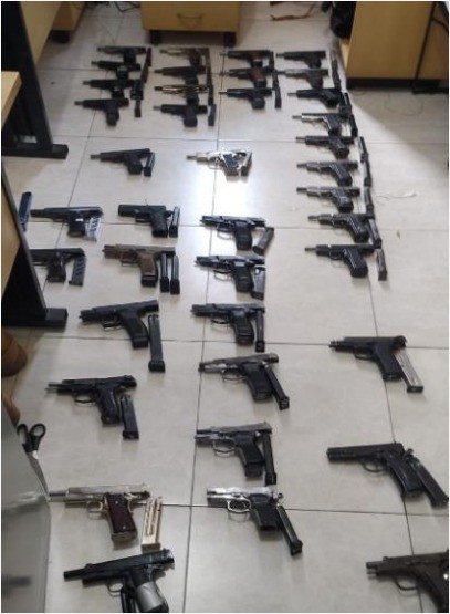 PF investiga tráfico internacional de armas após encontrar armas da polícia argentina em caminhão apreendido no interior de SP 