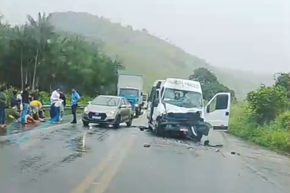 Acidente entre van e caminhão deixa 11 feridos em AL — Foto: Reprodução