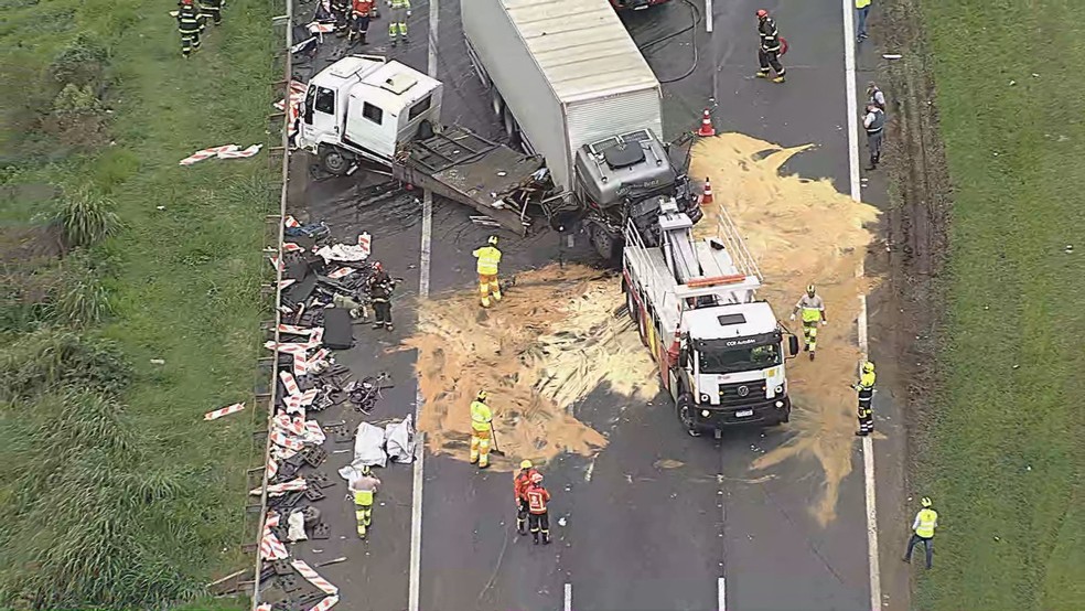 Acidente provoca mortes na Rodovia dos Bandeirantes — Foto: TV Globo