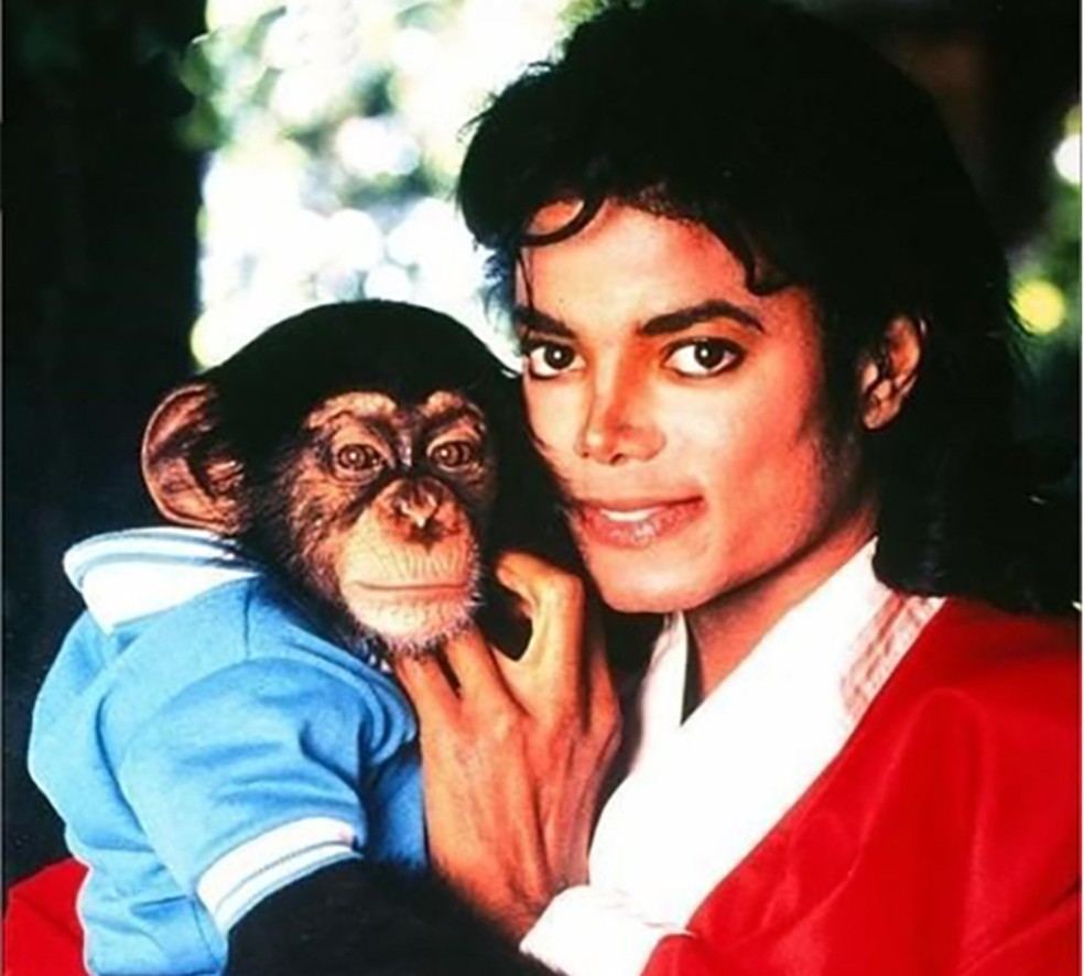 Michael Jackson e seu chimpanzé, Bubbles — Foto: Reprodução/MichaelJackson.com