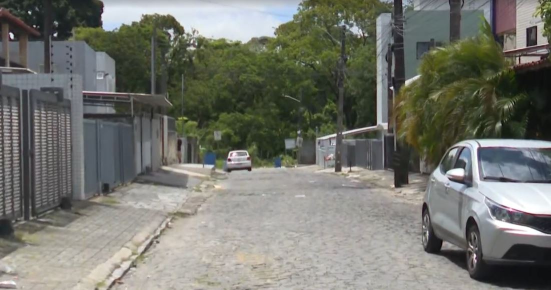 Homem é preso e adolescente é apreendido após roubo de carro e troca de tiros, em João Pessoa