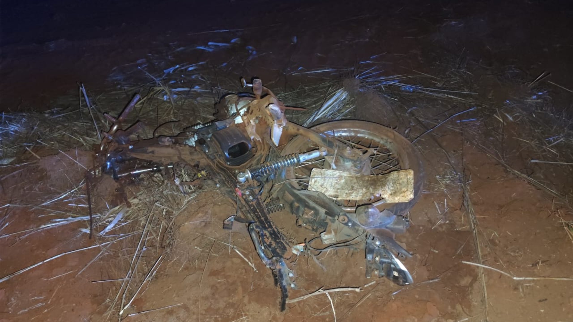 Motociclista morre após invadir contramão e bater em carro na MGC-497, em Prata