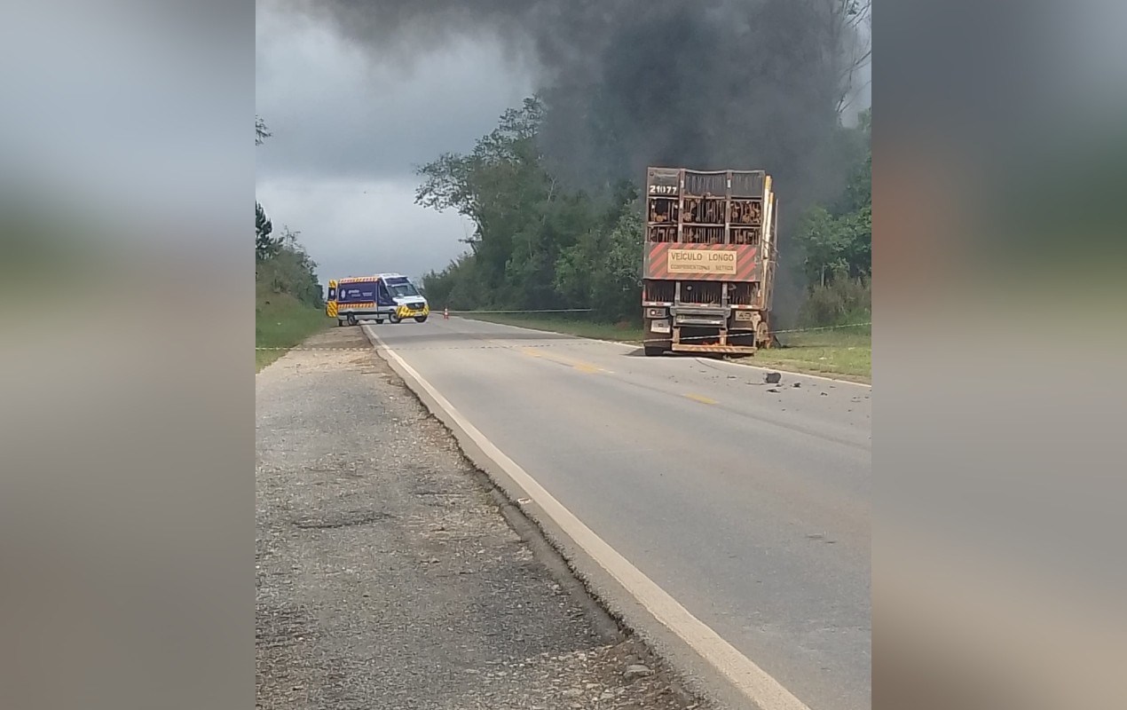 VÍDEO: carreta carregada com madeira pega fogo e interdita a SP-250 em São Miguel Arcanjo