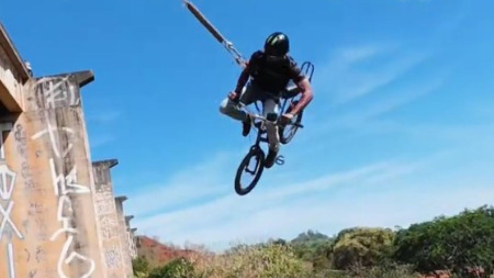 Saltos anteriores de rope jump viralizam após jovem morrer ao ser lançada sem corda no interior de SP