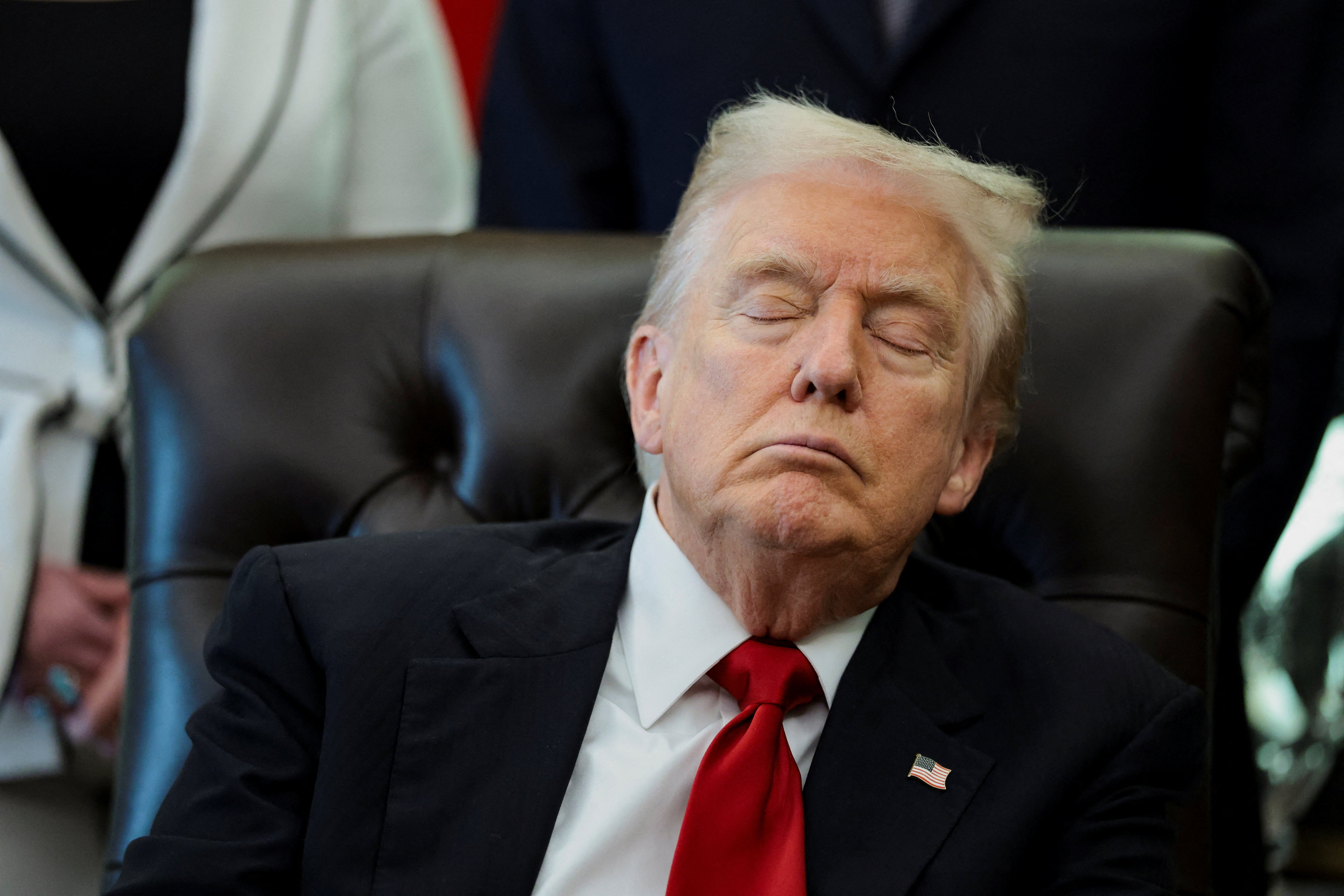 Trump é 'flagrado' de olhos fechados em evento no Salão Oval e imagem viraliza