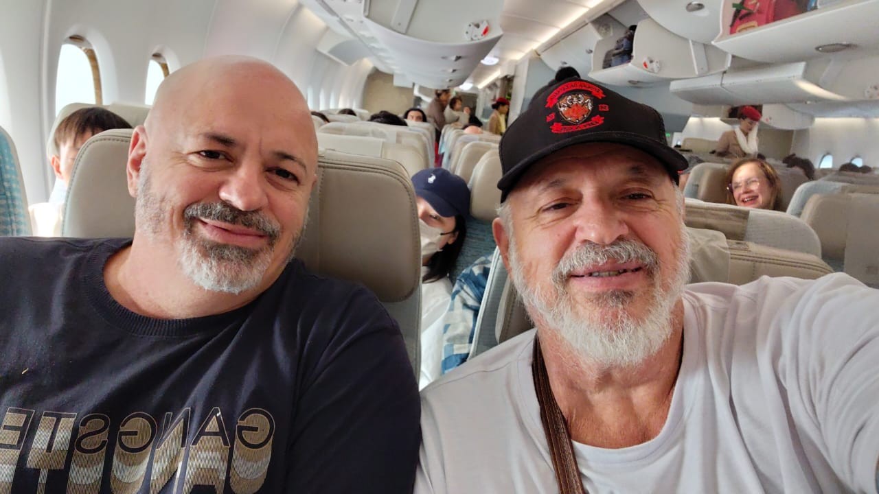 Brasileiros 'presos' por 14 dias em Dubai voltam para SP após voo escoltado por caças: 'Adrenalina'