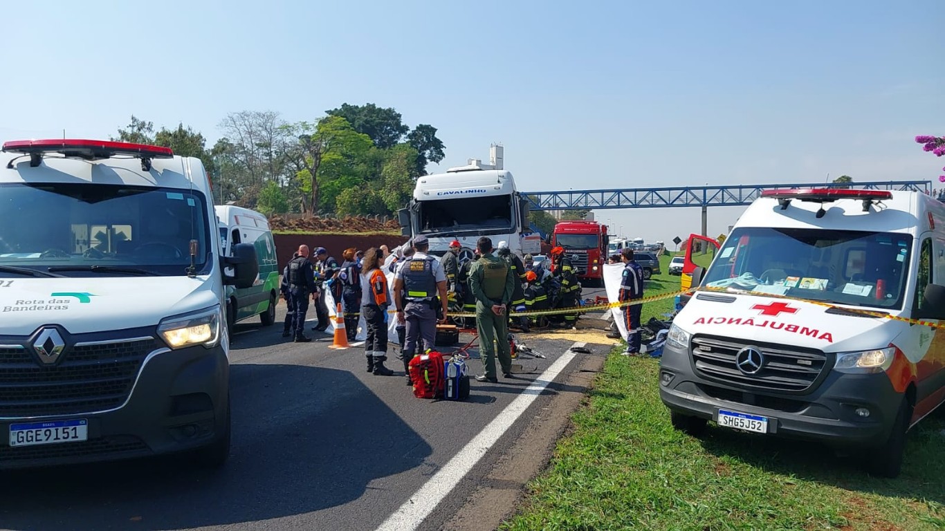 Acidente entre carro e carreta deixa um morto na Rodovia Zeferino Vaz, em Paulínia