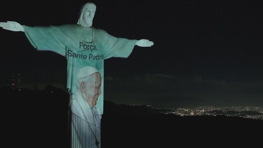 É #FAKE que drones tenham formado imagem de Nossa Senhora ao lado do Cristo em homenagem ao Dia das Mães - Imagem de Nossa Senhora Aparecida ao lado de Cristo Redentor não foi produzida por drones, mas sim com o auxílio de efeitos de computação gráfica em razão de uma ação de divulgação de um filme independente.