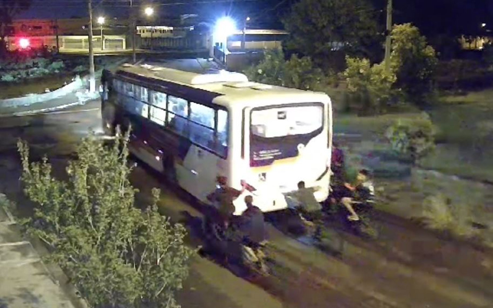 Vídeo: grupo de ciclistas pega rabeira em ônibus do transporte público de Ribeirão Preto, SP