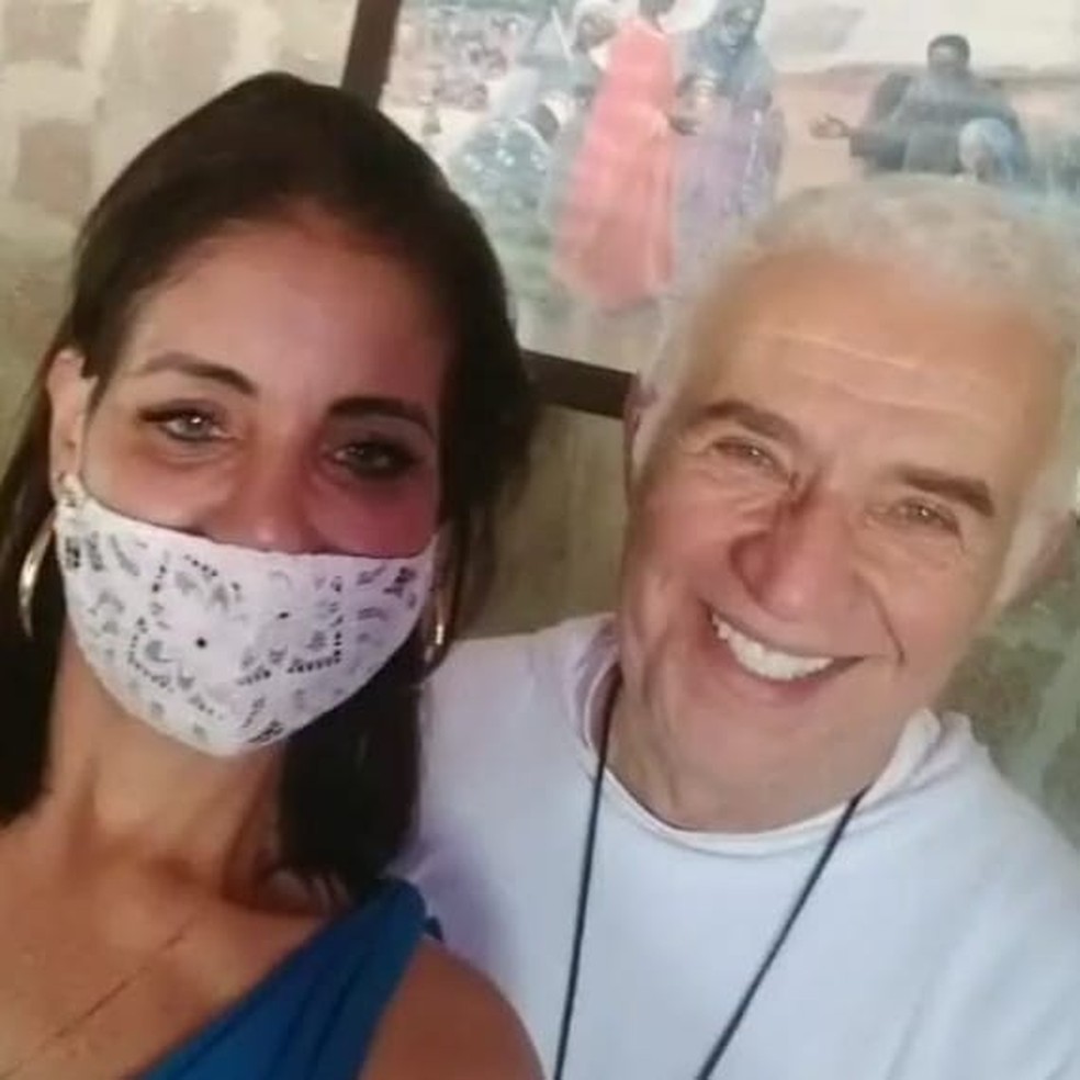 Silvia e padre Airton, em uma das visitas dela à Fundação Terra — Foto: Reprodução/WhatsApp