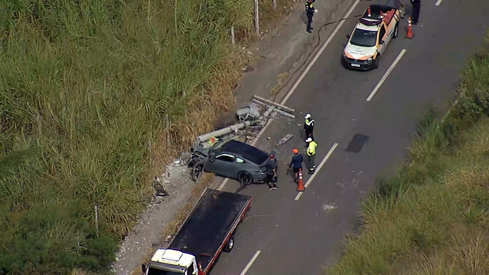 Motorista perde controle de carro de luxo e derruba poste no Anel Rodoviário de Belo Horizonte
