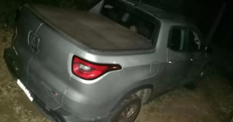 Corpos de José Eduardo Ometto Pavan e Rosana Ferrari foram encontrados na Fiat Toro na chácara São Pedro em Piracicaba — Foto: PM/Divulgação