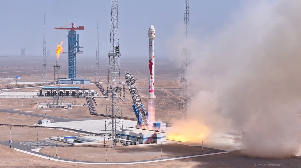 O foguete Zhuque-2E Y2, movido a metano e desenvolvido pela LandSpace Technology, decola do Centro de Lançamento de Satélites de Jiuquan. — Foto: Reuters