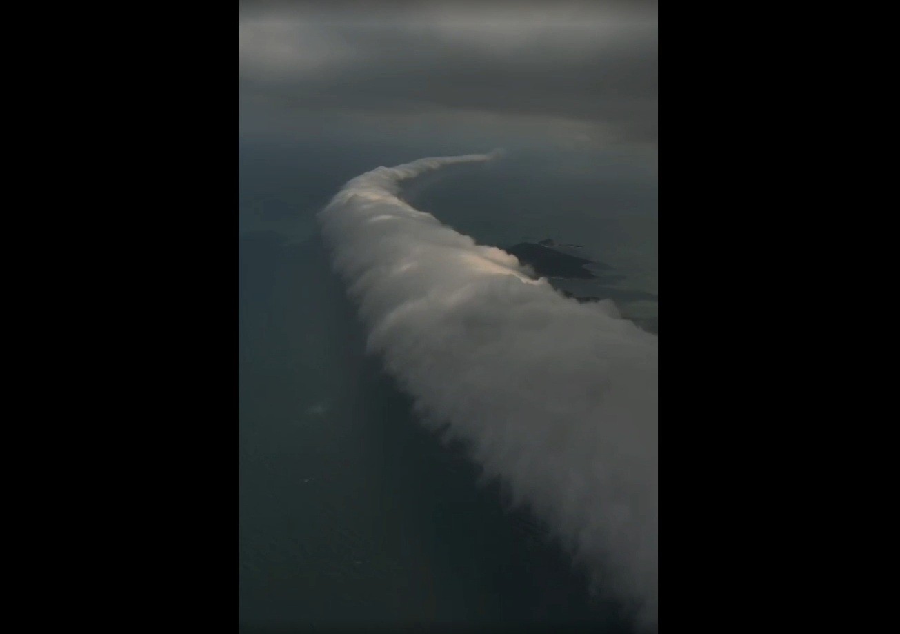 Imagem aérea mostra formação de nuvem rolo no céu de Macaé