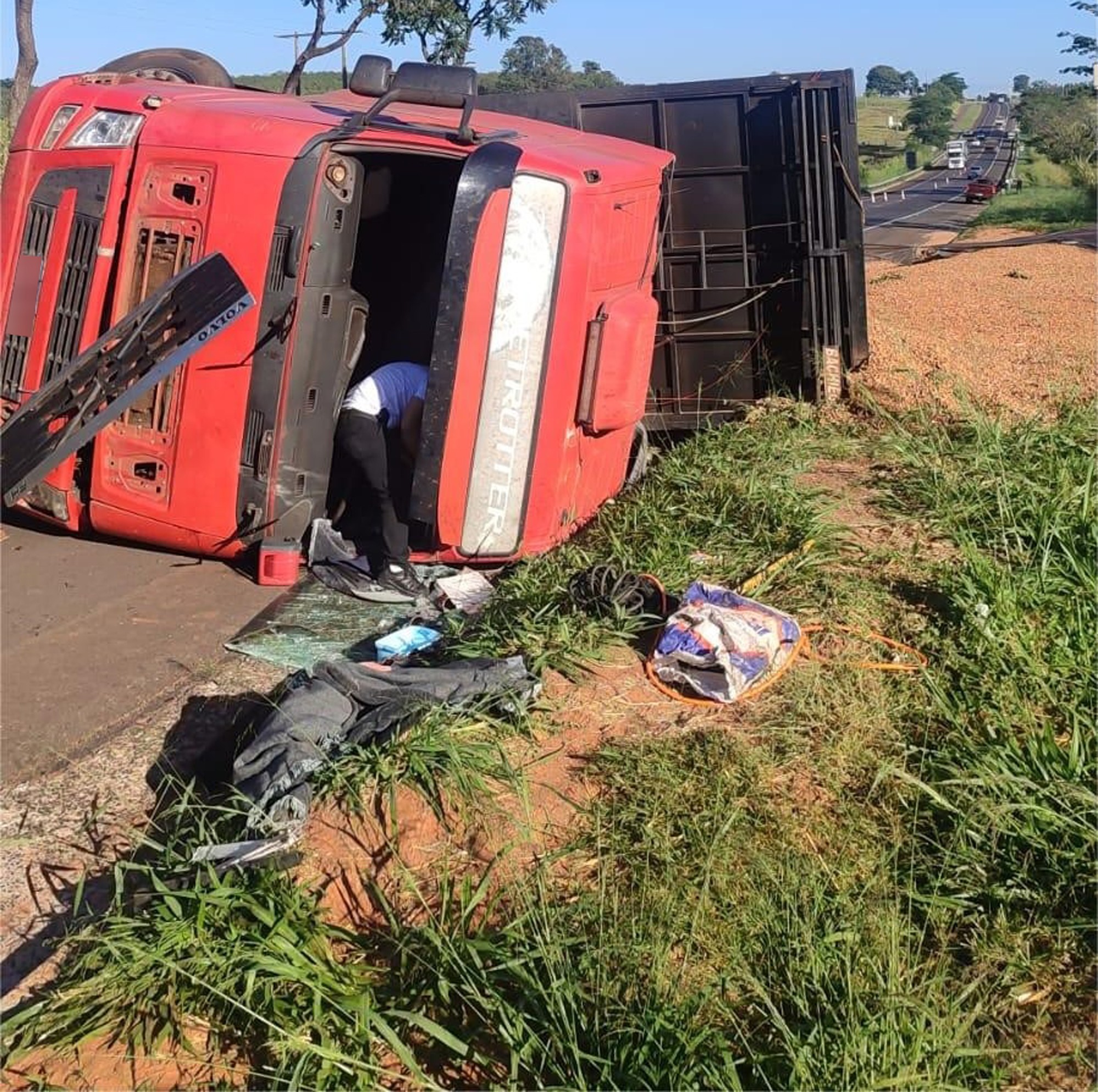 Carreta carregada com amendoim tomba na pista e atinge caminhonete em Parapuã