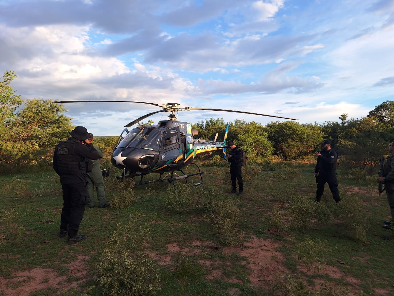 Helicóptero da PM reforça buscas por suspeito de matar ex-companheira grávida e filhos em Paquetá