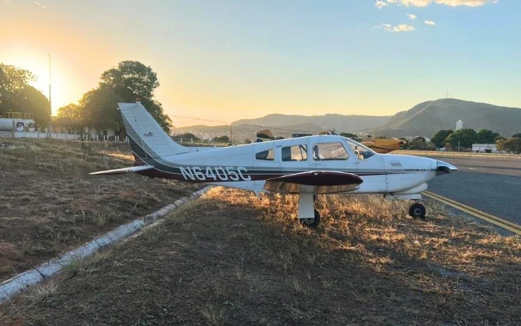 Avião faz pouso de emergência na GO-174, em Goiás 