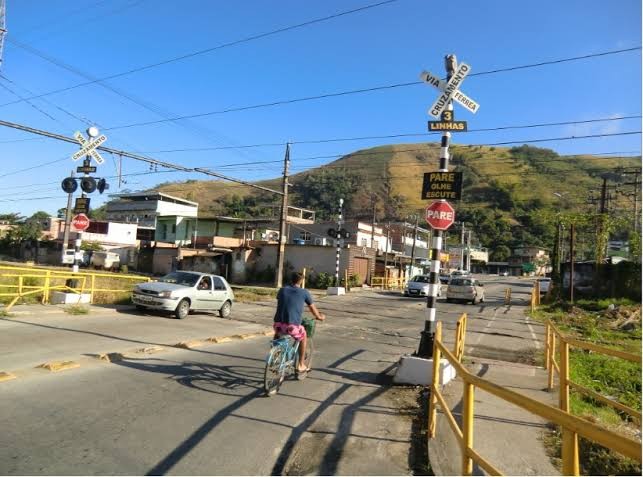Batida entre carro e trem deixa ferido em Japeri
